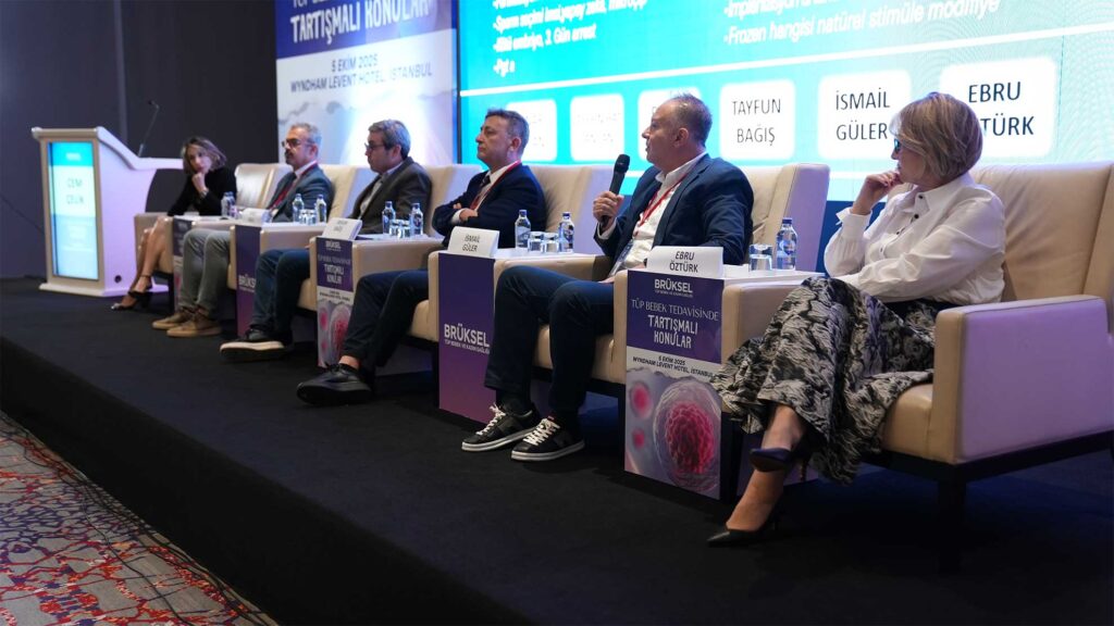 5 Ekim 2025 tarihinde Wyndham Grand Levent Hotel’de düzenlenen “Tüp Bebek Tedavisinde Tartışmalı Konular” panelinde, tüp bebek uygulamalarındaki güncel yaklaşımlar, klinik çelişkiler ve etik sınırlar derinlemesine ele alındı. Brüksel Tüp Bebek Merkezi ev sahipliğinde gerçekleşen etkinlikte; alanında uzman hekimler, farklı görüşleri karşılıklı olarak paylaştı, interaktif oturumlarla katılımcılardan gelen sorulara da yer verildi. Panelde ovaryen stimülasyondan PGT kullanımına, sperm seçimi yöntemlerinden cerrahi müdahalelere kadar birçok konu bilimsel veriler ışığında tartışıldı.